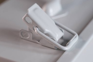 Taşıma saplı gri metal çanta, depolama ve organizasyon için mükemmel, saplı endüstriyel metal çanta, araçlar, ekipmanlar veya malzemeler için ideal, taşınabilir güvenlik