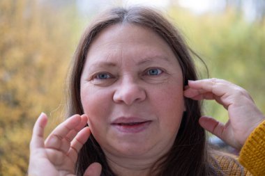 Yanak bakımı rutini, doğal güzellik konsepti kişisel sağlık rahatlama, sağlıklı yaşam tarzı, yüz masajı, günlük cilt bakımı ritüeli, yumuşak dokunmatik kadınlık.