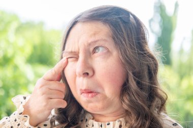 50 yaşında göz tahriş, benek, yorgun gözlü olgun bir kadın, optik rahatsızlık, bulanık görme sorunları, yorgun görünüş, kötü görme, yaşlanma, sağlık bakımı, yakın görüş.