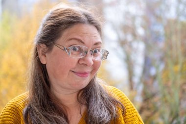 Şaşırmış bir kadın, aptal bir ifadeyle kadın yüzü ve komik taklit, güçlü bir yüz sürprizi ve şoku, geniş gözler, komik reaksiyon portresi, alaycı reaksiyon, alaycı yüz, inançsız konsept