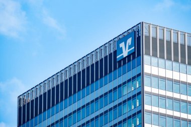 Meryem, Yusuf, bebek İsa ve üç kralla geleneksel Noel doğumu sahnesi saman, Hildesheim, Almanya - 14, 2024 