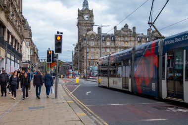 İnsanlar ikinci el mallara ve antikalara bakıyor açık otoparktaki canlı yaz bitpazarında, toplama, yeniden kullanma, sürdürülebilir alışveriş, kentsel yaşam, nostalji ve koleksiyon, Frankfurt - 1 Temmuz 2025 
