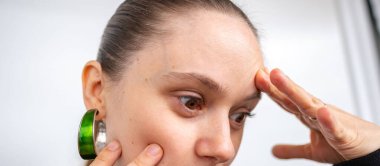 Nehir kenarındaki korkuluklarda yan yana duran iki kişi, ilişki ve yakınlık, modern Avrupa şehir manzarası, yeni yerleşim yerleri kentsel atmosfer. 