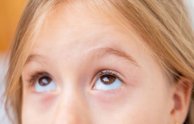 çocuk, genç kızın gözleri yukarıdaki şeylere dikkatle bakar, endişe ya da belirsizlik, göz muayenesi, şüphe ve güvensizlik, şüpheli ya da şaşkın, çocukluk korkusu ve endişesi