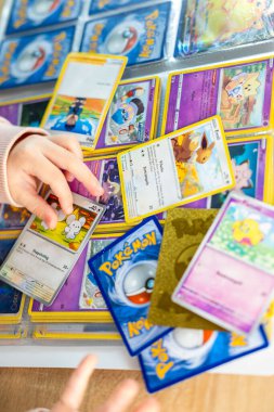 Yetişkinlerin elinde nadir bulunan holografik poker kartı, yetişkinler için hobi, özel koleksiyon parçası, çocukluk nostalji hobileri, Oyun ve Hayran Eğlencesi, Frankfurt - 30 Mayıs 2025 