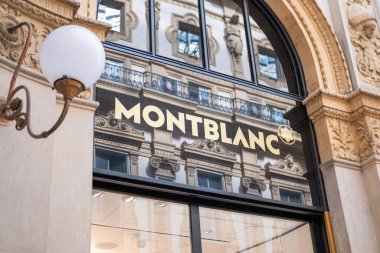 Milano 'nun prestijli alışveriş bölgesinde Montblanc lüks mağazası, Galleria Vittorio Emanuele II, Milan, İtalya - 21 Mayıs 2025