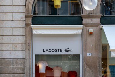 Milano 'nun prestijli alışveriş bölgesinde moda Lacoste butiği, Galleria Vittorio Emanuele II' de ünlü lüks Fransız spor moda markası, Milan, İtalya - 21 Mayıs 2025