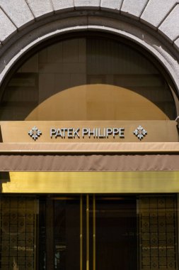 Lüks Patek Philippe saat dükkanı, butik, Milan 'da İsviçre moda perakendecisi, moda alışverişi Galerisi Vittorio Emanuele, Milan, İtalya - 21 Mayıs 2025