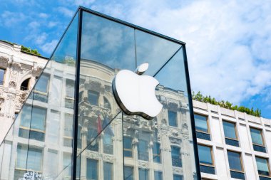 Şeffaf cam mağaza logosu, iPhone, iMac şirket markalaşması, modern marka, teknoloji markalaşması, kentsel çevre, Milan, İtalya - 21 Mayıs 2025