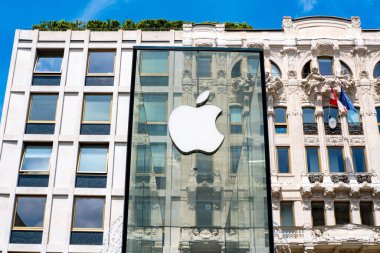 Şeffaf cam mağaza logosu, iPhone, iMac şirket markalaşması, modern marka, teknoloji markalaşması, kentsel çevre, Milan, İtalya - 21 Mayıs 2025