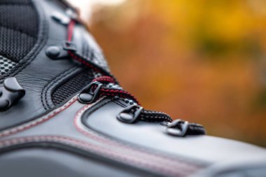 Siyah ağır iş botlarını, özel deri ayakkabı detaylarını, dayanıklı malzeme, güçlendirilmiş çelik ayak parmağı, desenli taban, inşaat ve ağır iş için tasarlanmış endüstriyel güvenlik ayakkabılarını kapatın.