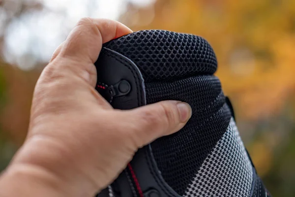 Siyah ağır iş botlarını, özel deri ayakkabı detaylarını, dayanıklı malzeme, güçlendirilmiş çelik ayak parmağı, desenli taban, inşaat ve ağır iş için tasarlanmış endüstriyel güvenlik ayakkabılarını kapatın.