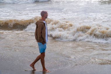 Kablosuz kulaklıklı genç adam, müzik, podcast, Retro estetik, Frankfurt - 9 Şubat 2025 