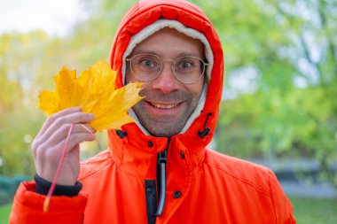 Kablosuz kulaklıklı genç adam, müzik, podcast, Retro estetik, Frankfurt - 9 Şubat 2025 