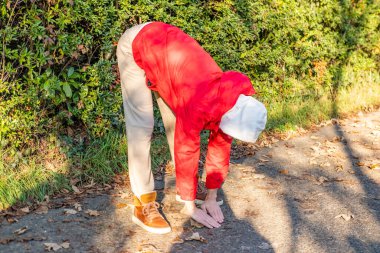 Kablosuz kulaklıklı genç adam, müzik, podcast, Retro estetik, Frankfurt - 9 Şubat 2025 