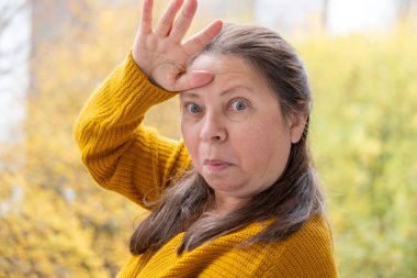 Artı boy kadın termos, olgun bayan koşucu sabah koşusunda mola veriyor, sıcak içecek içiyor, buz gibi yolda dinleniyor, egzersiz üstüne sıcak içkinin tadını çıkarıyor, sağlıklı yaşlanma, kış sabahı doğada. 