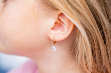 Renkli gözlüklü genç kişi görüş testi sırasında göz grafiği, modern pediatrik optometriye yakın çekim, görüş testi, çocuklar için düzenli göz muayeneleri, eğitim ve öğrenim 