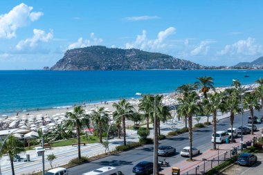 Palmiyeler, tropikal plaj manzaraları, Peaceful Mediterranean Alanya 'nın deniz manzaralı palmiye ağaçları, renkli güneşlik ve şemsiyeler, Türkiye' nin tatil beldeleri, Vlore, Arnavutluk - 6 Eylül 2025