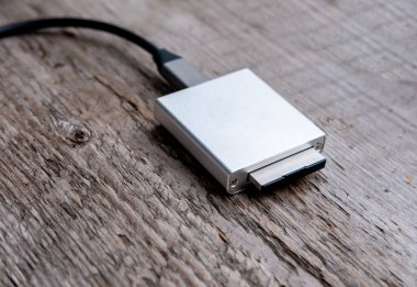Kompakt metal USB adaptörü, veri transferi için teknik aksesuar ve basit bağlantı çözeltisi, minimal tasarım, elektronik konsepti kapat, akıllı teknoloji, modern teknoloji aygıtı