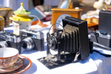 Retro film kameraları, antika çay fincanı, masa başı pazarındaki saat, nostalji ve koleksiyon, nostalji ve fotoğraf tarihi, Frankfurt - 1 Ekim 2024