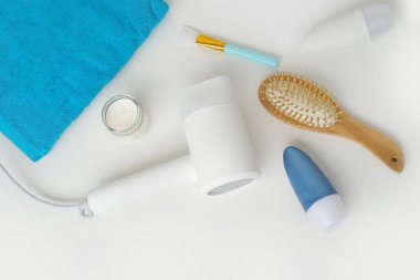 Modern beyaz saç kurutma makinesi, hijyen malzemeleri, güzellik aletleri ve aksesuarlar taze, temiz görünüm için, günlük şımartma için kişisel bakım ürünleri, sağlık ve kişisel bakım, tam bir saç bakımı ve güzellik rutini için gerekli şeyler.