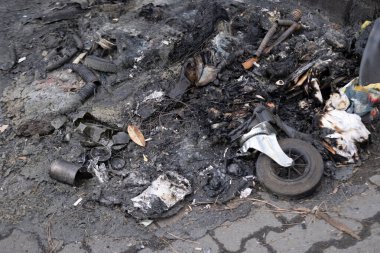 Zarar görmüş siyah çöp konteynırları, yanan plastik çöp konteynırları içine havai fişekler atılması, vandalizm ve tehlikeli davranışlar, kentsel çevre, kamu malına ağır hasar