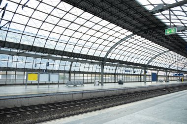 Boş demiryolu platformu Berlin Spandau istasyonu, modern mimari, kentsel ulaşım merkezi, cam çatı, kentsel geçiş, demiryolu altyapısı, Almanya şehir demiryolu Berlin, Almanya - 16 Ağustos 2024