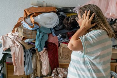 Artı kadın termosu, kıdemli erkek koşucu sabah koşusu, sıcak içecek, soğuk yolda birlikte dinlenmek, egzersiz üstüne sıcak içecek, sağlıklı yaşlanma, doğada kış sabahı. 