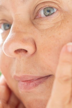 Artı kadın termosu, kıdemli erkek koşucu sabah koşusu, sıcak içecek, soğuk yolda birlikte dinlenmek, egzersiz üstüne sıcak içecek, sağlıklı yaşlanma, doğada kış sabahı. 