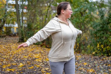 Artı kadın termosu, kıdemli erkek koşucu sabah koşusu, sıcak içecek, soğuk yolda birlikte dinlenmek, egzersiz üstüne sıcak içecek, sağlıklı yaşlanma, doğada kış sabahı. 