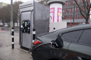 Frankfurt Havaalanı 'nın yolcu teçhizatlı hava Dolomiti uçağı, pistte ticari jet uçağı, modern yolcu uçağı, havacılık yolculuğu, havayolu taşımacılığı, Frankfurt, Almanya - 20 Ağustos 2025 