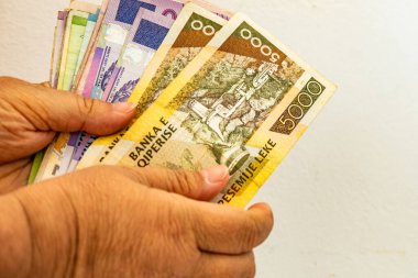 Yakın plan kadın elleri Fas Dirhem parasını tutuyor, kağıt dirhem banknotlarını sayıyor, konsept nakit ödemeleri, parasal tasarruflar, tatil, takas ve nakit para tasarrufu 