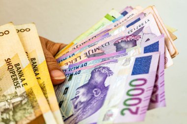 Yakın plan kadın elleri Fas Dirhem parasını tutuyor, kağıt dirhem banknotlarını sayıyor, konsept nakit ödemeleri, parasal tasarruflar, tatil, takas ve nakit para tasarrufu 