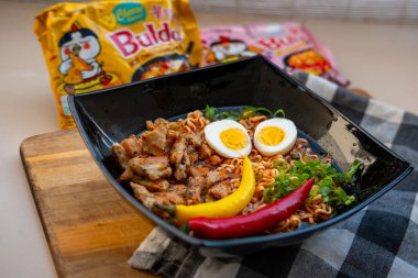 Üç ikonik Pringles konservesi, Variety populer Pringles tatları, marketin favorileri, Original, Sour Cream Onion, Paprika, yan yana, aperatif yiyecek seçenekleri, Frankfurt - 15 Haziran 2025 