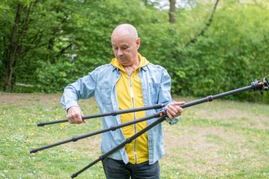 Olgun beyaz adam sunuyor, 60 yaşında, euro banknotlarını sayıyor, elinde az para, nakit ödemeler, tasarruflar, döviz ve para birimi, mali özgürlük 