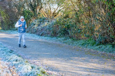Olgun beyaz adam sunuyor, 60 yaşında, euro banknotlarını sayıyor, elinde az para, nakit ödemeler, tasarruflar, döviz ve para birimi, mali özgürlük 