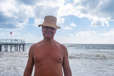 Olgun beyaz adam sunuyor, 60 yaşında, euro banknotlarını sayıyor, elinde az para, nakit ödemeler, tasarruflar, döviz ve para birimi, mali özgürlük 