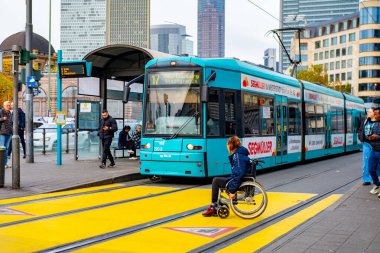 Çocuk menüsü kutusu, çocuklar için fast food, çizgi film karakteri ambalajı, yemek saati, hazır yemek, oyuncak dahil, bulanık geçmiş, çocukluk sevinci, Frankfurt - 21 Nisan 2025 