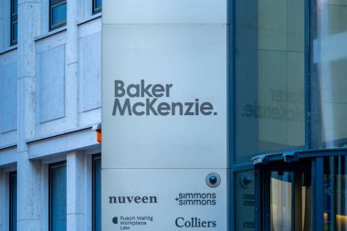 Çocuk menüsü kutusu, çocuklar için fast food, çizgi film karakteri ambalajı, yemek saati, hazır yemek, oyuncak dahil, bulanık geçmiş, çocukluk sevinci, Frankfurt - 21 Nisan 2025 