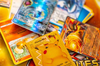 Çocuk menüsü kutusu, çocuklar için fast food, çizgi film karakteri ambalajı, yemek saati, hazır yemek, oyuncak dahil, bulanık geçmiş, çocukluk sevinci, Frankfurt - 21 Nisan 2025 