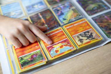 Çocuk menüsü kutusu, çocuklar için fast food, çizgi film karakteri ambalajı, yemek saati, hazır yemek, oyuncak dahil, bulanık geçmiş, çocukluk sevinci, Frankfurt - 21 Nisan 2025  