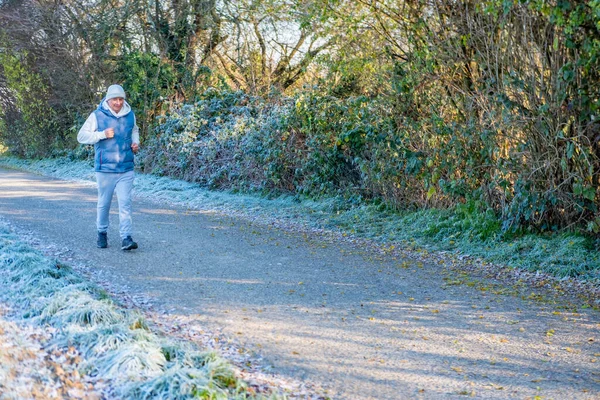 Olgun beyaz adam sunuyor, 60 yaşında, euro banknotlarını sayıyor, elinde az para, nakit ödemeler, tasarruflar, döviz ve para birimi, mali özgürlük 