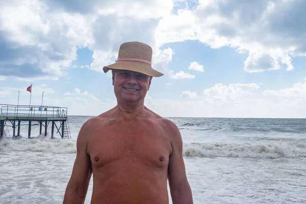 Olgun beyaz adam sunuyor, 60 yaşında, euro banknotlarını sayıyor, elinde az para, nakit ödemeler, tasarruflar, döviz ve para birimi, mali özgürlük 