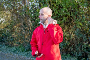 Programcı, kahverengi kablo örgü süveter giyen genç adam bilgisayar, kodlama süreci, modern işçi çözme sorunları, uzman dijital görevler, üretkenliği ve sakinliği teşvik eden ev ofisi ortamı 