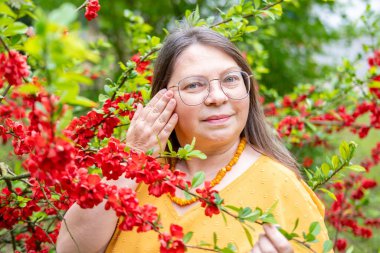 Programcı, kahverengi kablo örgü süveter giyen genç adam bilgisayar, kodlama süreci, modern işçi çözme sorunları, uzman dijital görevler, üretkenliği ve sakinliği teşvik eden ev ofisi ortamı  