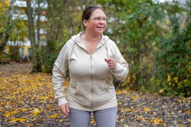 Programcı, kahverengi kablo örgü süveter giyen genç adam bilgisayar, kodlama süreci, modern işçi çözme sorunları, uzman dijital görevler, üretkenliği ve sakinliği teşvik eden ev ofisi ortamı  