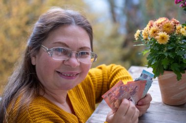 Programcı, kahverengi kablo örgü süveter giyen genç adam bilgisayar, kodlama süreci, modern işçi çözme sorunları, uzman dijital görevler, üretkenliği ve sakinliği teşvik eden ev ofisi ortamı  