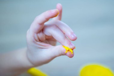 Anaokulu çocuğu, köpük kilini şekillendiren kız ve balçık esneten çocuk, çocuklar için yaratıcı eğlence ve duyusal gelişim, iyi motor beceriler geliştirme, anaokulu öğrencileri için eğlenceli duyusal oyun ve yaratıcı aktivite