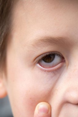 Deri kemerli kadın, çocuk, yaramaz çocuk, otoriter ebeveyn disiplini ve cezasıyla, aile içi çatışmalarla ve kuşak farklılıklarıyla yüzleşiyor. 