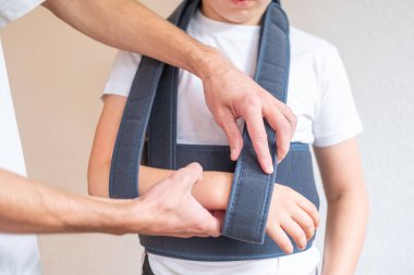 Deri kemerli kadın, çocuk, yaramaz çocuk, otoriter ebeveyn disiplini ve cezasıyla, aile içi çatışmalarla ve kuşak farklılıklarıyla yüzleşiyor. 